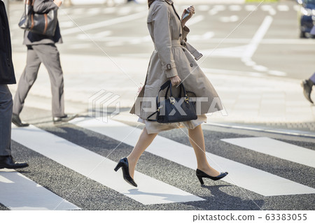 穿過行人交叉路的婦女 穿過行人交叉路的婦女 63383055