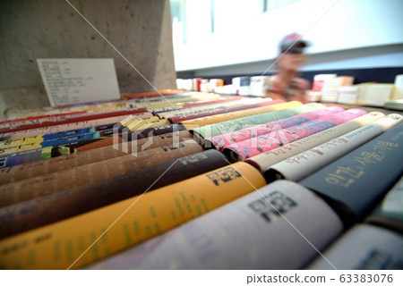 The person who visited the bookstore The person who visited the bookstore 63383076