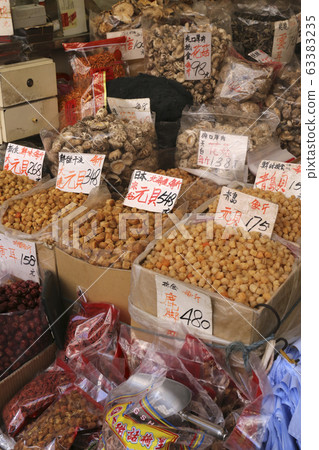 日本幹扇貝在西部Tokusuke的一家乾食店出售。最高等級是日本和昂貴 日本幹扇貝在西部Tokusuke的一家乾食店出售。最高等級是日本和昂貴 63383235