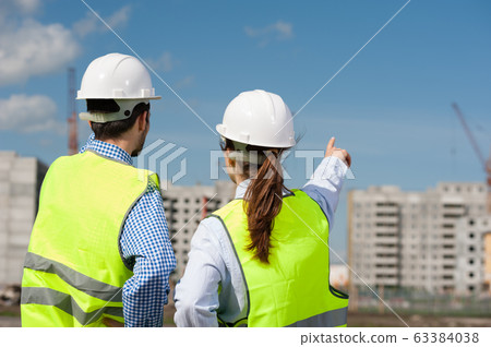 Woman And A Male Engineer A Project Foreman Woman And A Male Engineer A Project Foreman 63384038