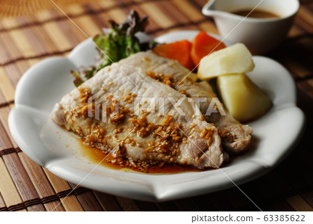 Boiled pork with sesame and ginger spicy sauce with hot vegetables Boiled pork with sesame and ginger spicy sauce with hot vegetables 63385622