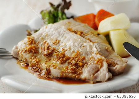 芝麻和薑汁辣豬肉煮熱的蔬菜 63385656