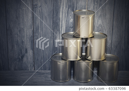A number of closed metal sealed food cans, food 63387096