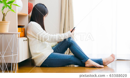 女人看著智能手機副本空間16：9 63388020