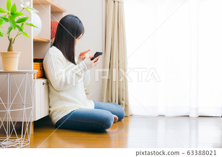 女人復制空間來操作智能手機 63388021