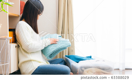 A woman changing clothes puts out 16: 9 A woman changing clothes puts out 16: 9 63388029