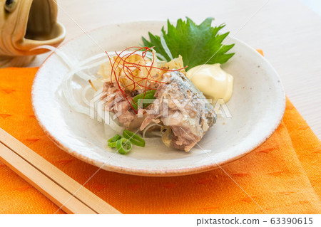 Boil the mackerel 63390615