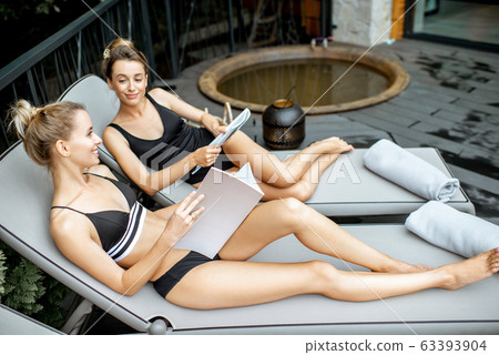 Women relaxing in the SPA with hot vat 63393904