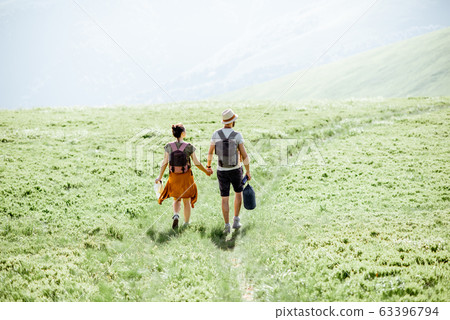 Couple traveling in the mountains 63396794