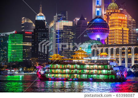 《上海》外灘夜景·陸家嘴的遊輪和摩天大樓 63398087