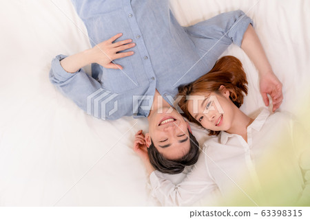 Couple sleep holidays 63398315