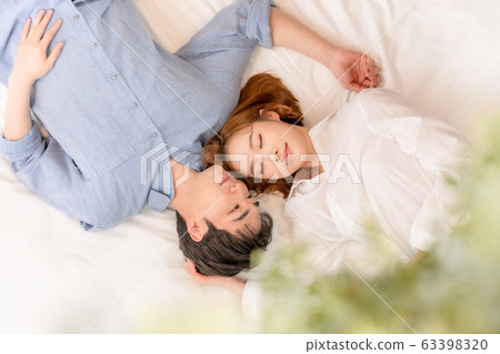 情侶睡覺假期 63398320