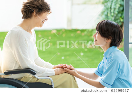 護理輪椅照料者高級女子醫學形象 63399927