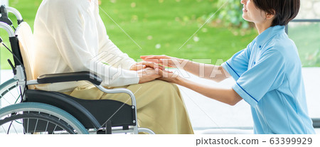 護理輪椅照料者高級女子醫學形象 63399929