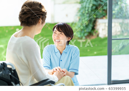 護理輪椅照料者高級女子醫學形象 63399935