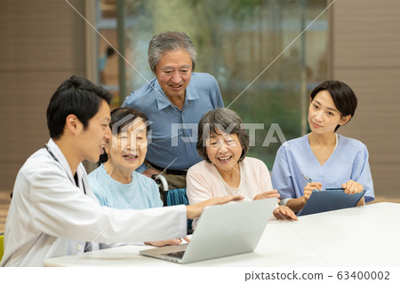 Nursing facility doctor consultation senior medical image 63400002