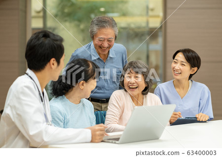 Nursing facility doctor consultation senior medical image 63400003