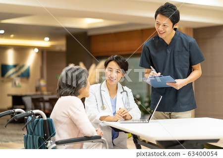 Nursing facility Female doctor Medical examination Senior doctor Wheelchair Medical image 63400054