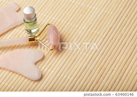 Gua sha massage made of natural rose 63400146