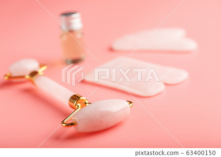 Gua sha massage tool made of natural pink 63400150