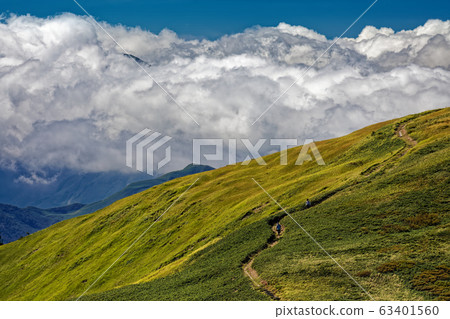 登山者沿著山脊線走 登山者沿著山脊線走 63401560