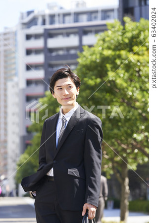 A young businessman 63402024