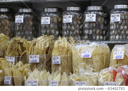 乾海參在香港德助堂的一家乾燥商店出售。日本最好的和超豪華的中國食材。魚翅在前面 乾海參在香港德助堂的一家乾燥商店出售。日本最好的和超豪華的中國食材。魚翅在前面 63402781
