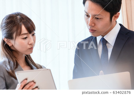 Business scene meeting Business negotiation Paperless Business scene meeting Business negotiation Paperless 63402876