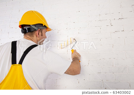 Painting the entire wall with a thick brush or paint roller. Painting the entire wall with a thick brush or paint roller. 63403002