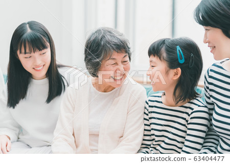 奶奶 孫子 孫女 63404477