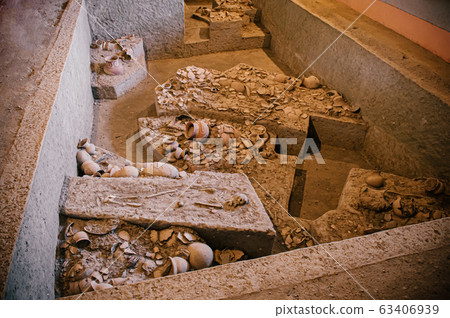 Ancient pottery and prehistory human bones in Ban Chiang Museum 63406939