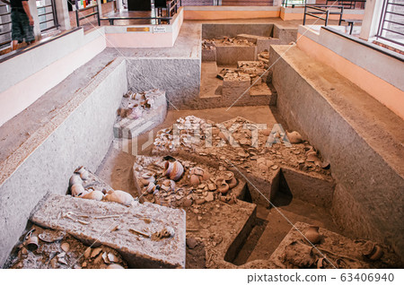 Ancient pottery and prehistory human bones in Ban Chiang Museum 63406940