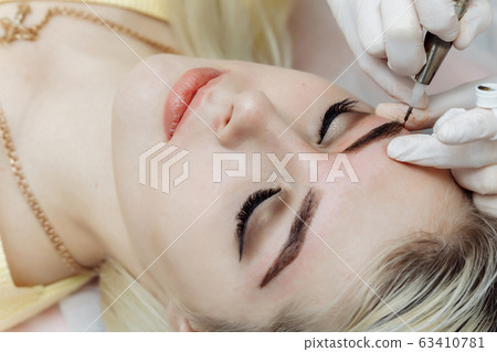 Permanent makeup, tattooing of eyebrows. 63410781