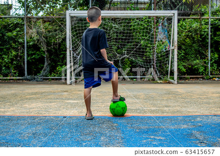 The boys are about to shoot football On the pitch. 63415657