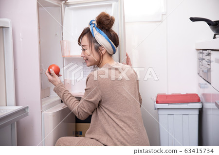 穿房間的女人 穿房間的女人 63415734