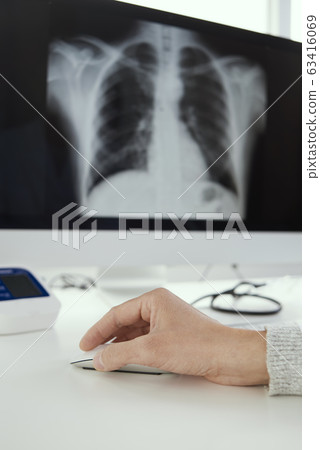doctor man using a digital tablet 63416069