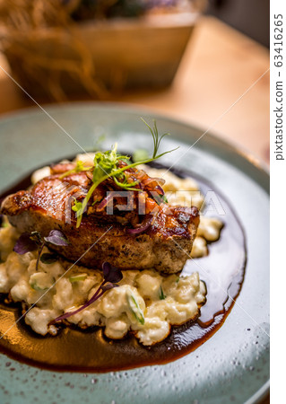 Grilled pork cutlet 63416265