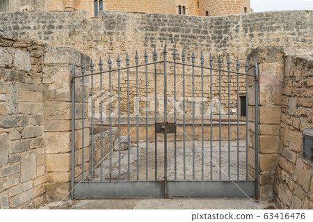 Gates to the Bellver castle, Palma de Mallorca 63416476