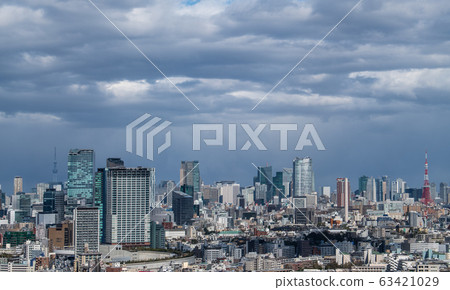 日本的東京城市景觀社會動盪，注視著東京的心臟（大氣變得不穩定，突然從藍天，烏雲中改變）= 3月16日 63421029