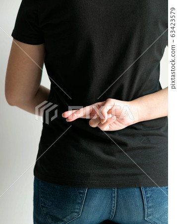 middle finger crossing together at her back when saying a lie. 63423579