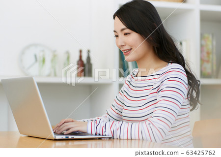 年輕女子客廳電腦 年輕女子客廳電腦 63425762