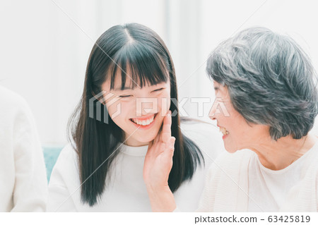 高中生的家庭孫子和祖母 63425819