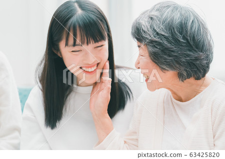 高中生的家庭孫子和祖母 63425820