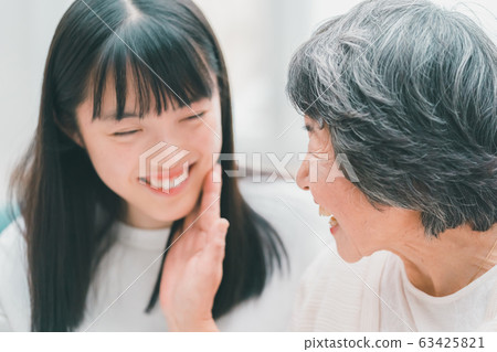 高中生的家庭孫子和祖母 63425821