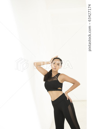 女人穿著運動服的室外肖像 女人穿著運動服的室外肖像 63427174