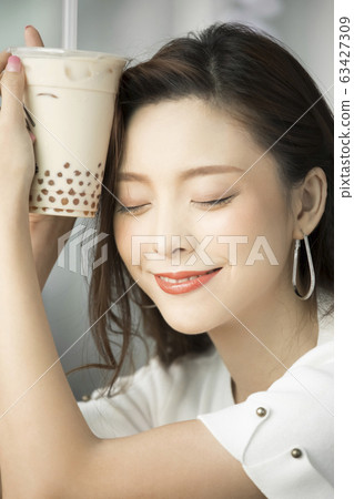 少婦飲用的珍珠粉牛奶茶 63427309