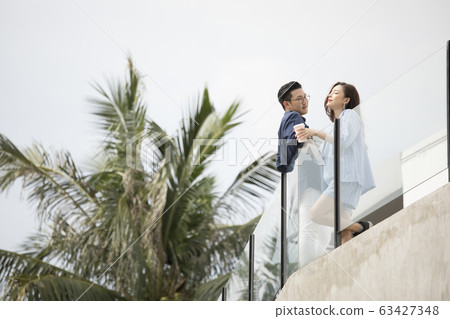 女企業家和商人在戶外開會 女企業家和商人在戶外開會 63427348