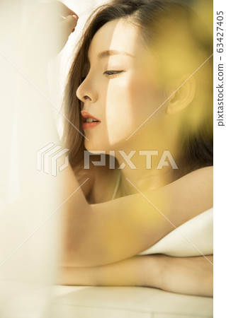 Relaxing woman and sunshine 63427405