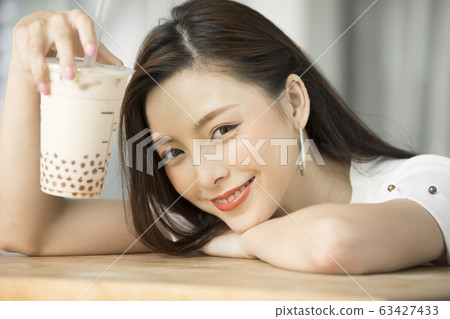 少婦飲用的珍珠粉牛奶茶 63427433