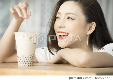 少婦飲用的珍珠粉牛奶茶 63427438